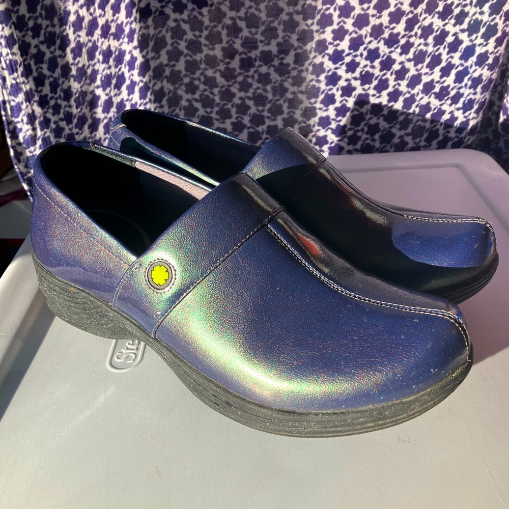 Work Wonders by Dansko iridescent shiny blue gray women’s clogs nurse shoes 8